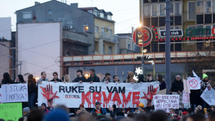 A Belgrado in migliaia manifestano contro il governo