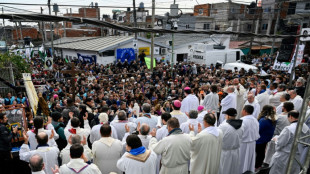 Padres comunitários da Argentina fazem desagravo ao papa após críticas de Milei