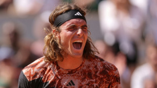 Roland-Garros: Tsitsipas chahuté d'entrée, Pouille prolonge l'aventure