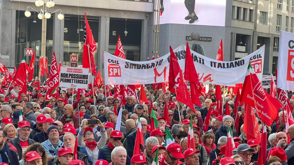 Migliaia pensionati Cgil in piazza a Milano contro Manovra