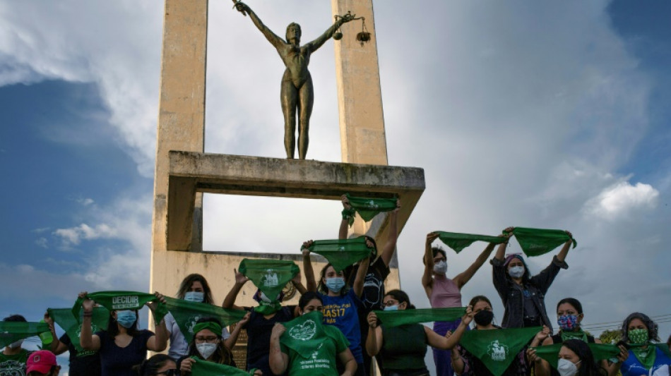 Celebran liberación de mujer que purgó 9 años por aborto en El Salvador