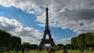 Policía evacúa la Torre Eiffel por amenaza de bomba