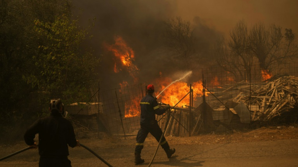 Waldbrände erreichen Vororte Athens und treiben Tausende in die Flucht