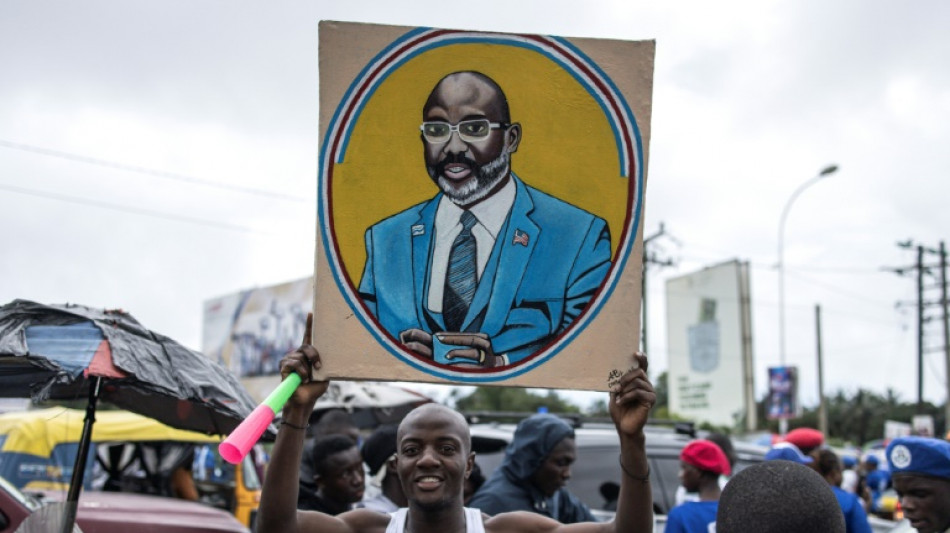 Liberia celebra elección presidencial en la que George Weah aspira a renovar mandato