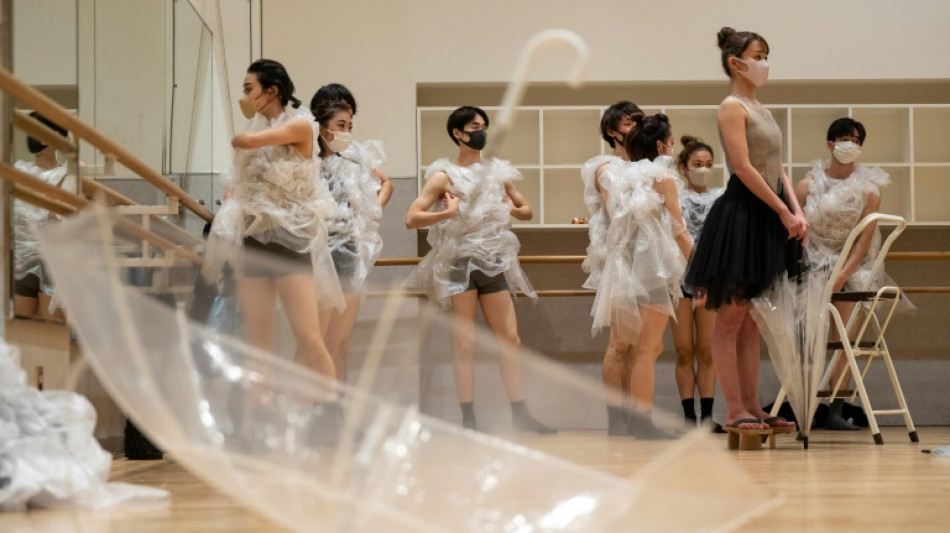 Un ballet japonés usa desechos de plástico para crear su vestuario