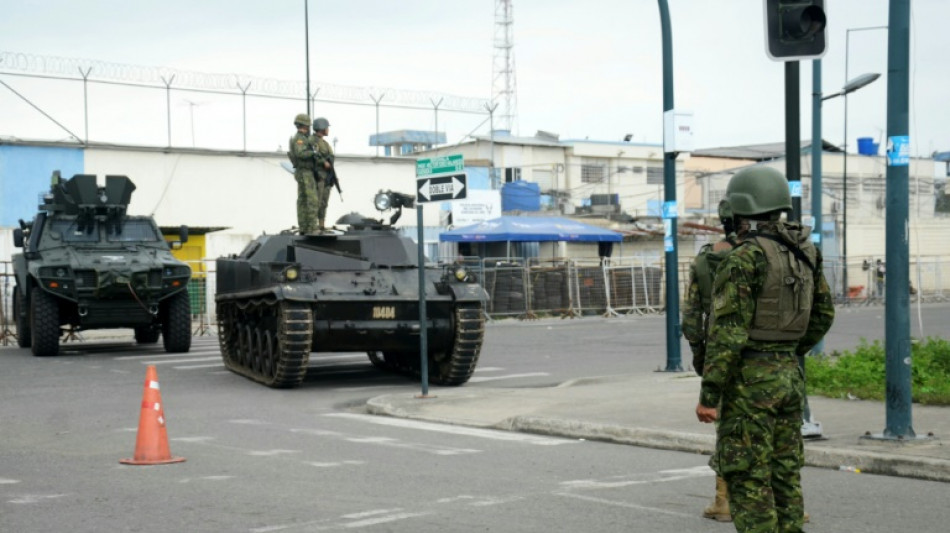 Militares de Ecuador retiran 1.500 metros de cables de internet en una cárcel