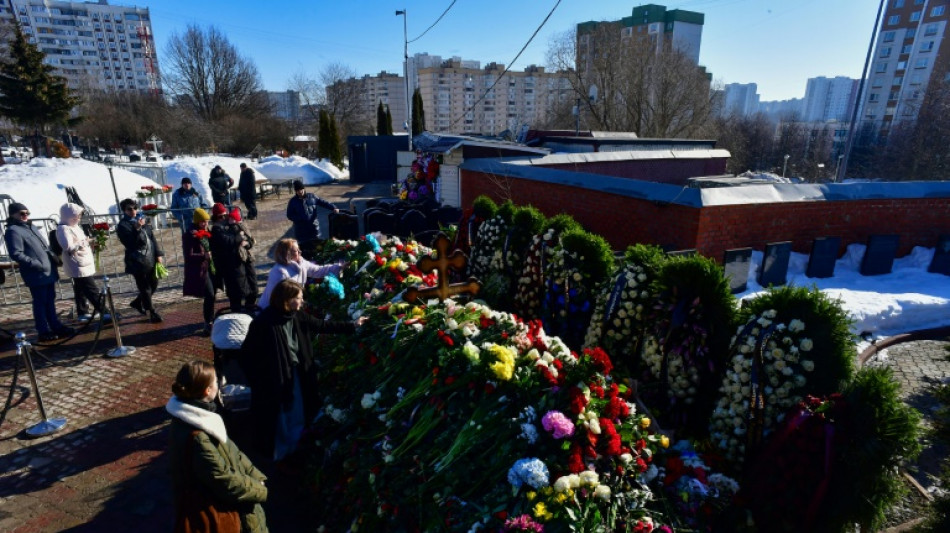 Un manto de flores cubre la tumba del opositor ruso Navalni en Moscú