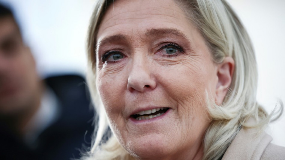 Fonctionnaires non payés si la France n'a pas de budget: Marine Le Pen accuse l'exécutif de "fausses informations"