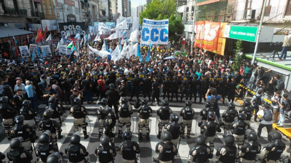 La policía reprime las protestas de organizaciones sociales contra el ajuste de Milei en Argentina