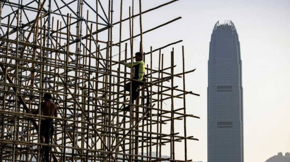 A Hong Kong, des échafaudages en bambou pour construire les gratte-ciels