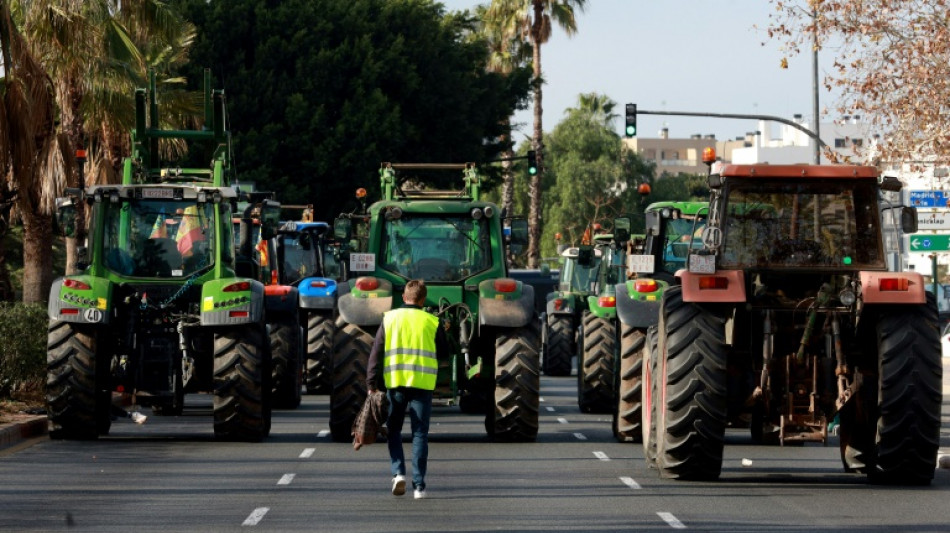 Agricultores bloquean con tractores varias carreteras en España