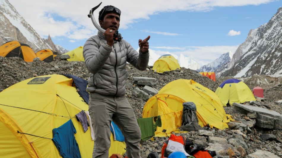 Escalador pakistaní limpia las laderas del K2 en homenaje a su padre