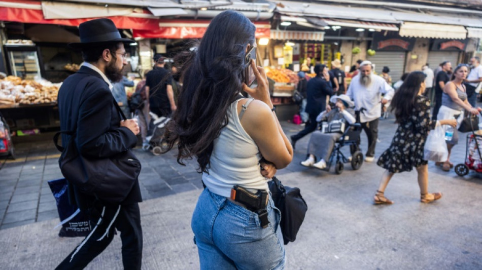 Mujeres israelíes se apresuran a comprar armas desde el 7 de octubre