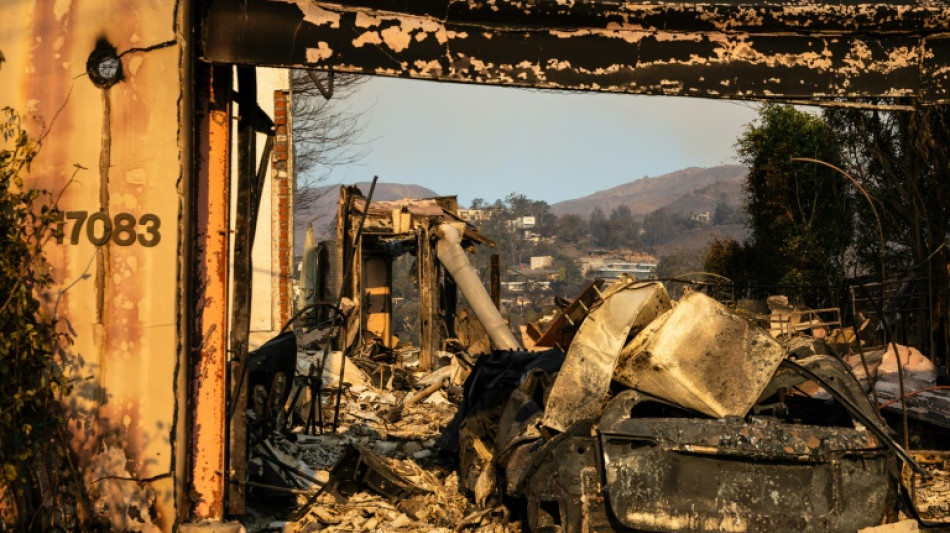 Incendies à Los Angeles: le vent faiblit, les critiques se multiplient