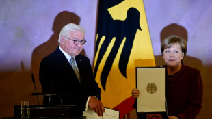 Merkel, condecorada con la más alta distinción alemana pese a su criticado balance