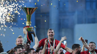 Rivals jostle for Milan's Serie A crown 