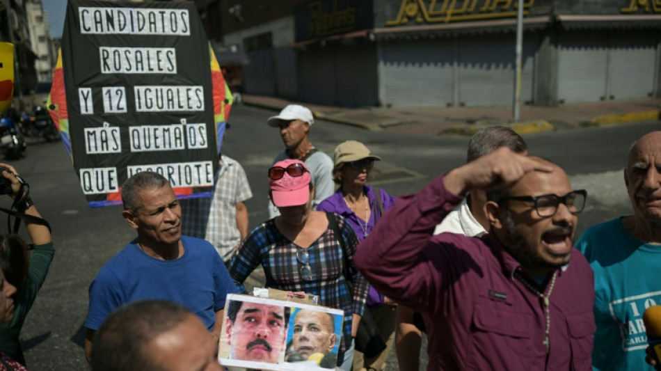 Maduro y los opositores Machado y Rosales, quemados como "Judas" en Venezuela