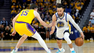 NBA: les Warriors restent en vie, les Lakers craignent pour Davis, chancelant