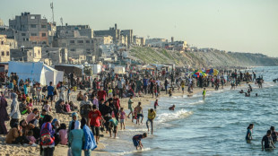 Los gazatíes se dan un respiro en la playa, como antes de la guerra