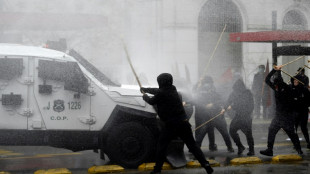 Encapuzados vandalizam parte externa do palácio presidencial durante marcha no Chile