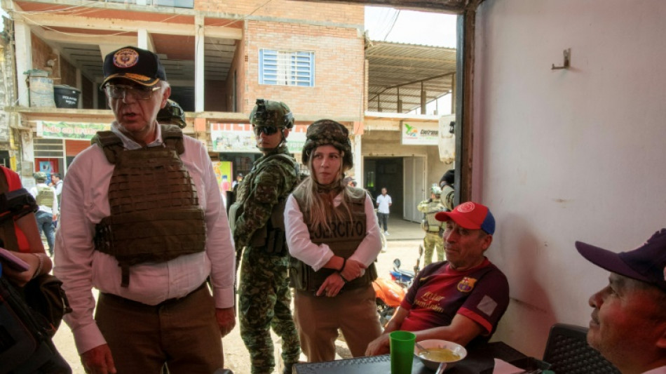 Las autoridades de Colombia visitan la zona donde el ejército lanzó una ofensiva antiguerrilla