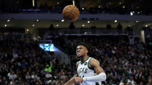 NBA: les Bucks maîtrisent les Sixers, les Knicks reviennent en play-offs