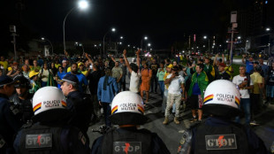 Manifestantes bolsonaristas chocan con la policía e incendian vehículos en Brasilia