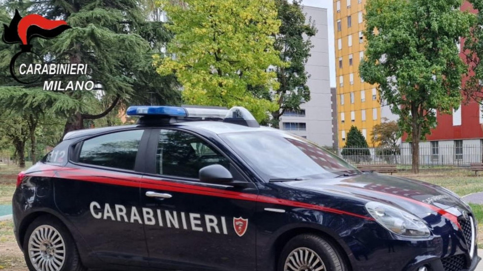 Abusi su una 19enne a Milano, un arresto e caccia al branco